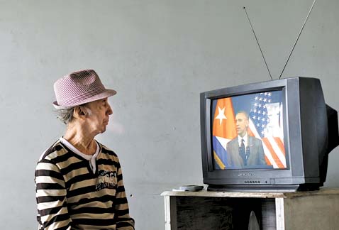 Un habitante de La Habana pone atención al mensaje de Barack Obama.