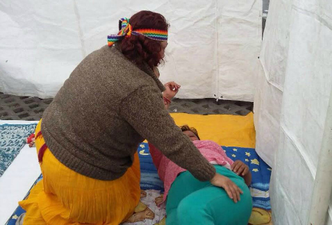 Con medicina tradicional y herbolaria, curanderos apoyados por el gobierno capitalino atienden a comunidades en la capital del país.