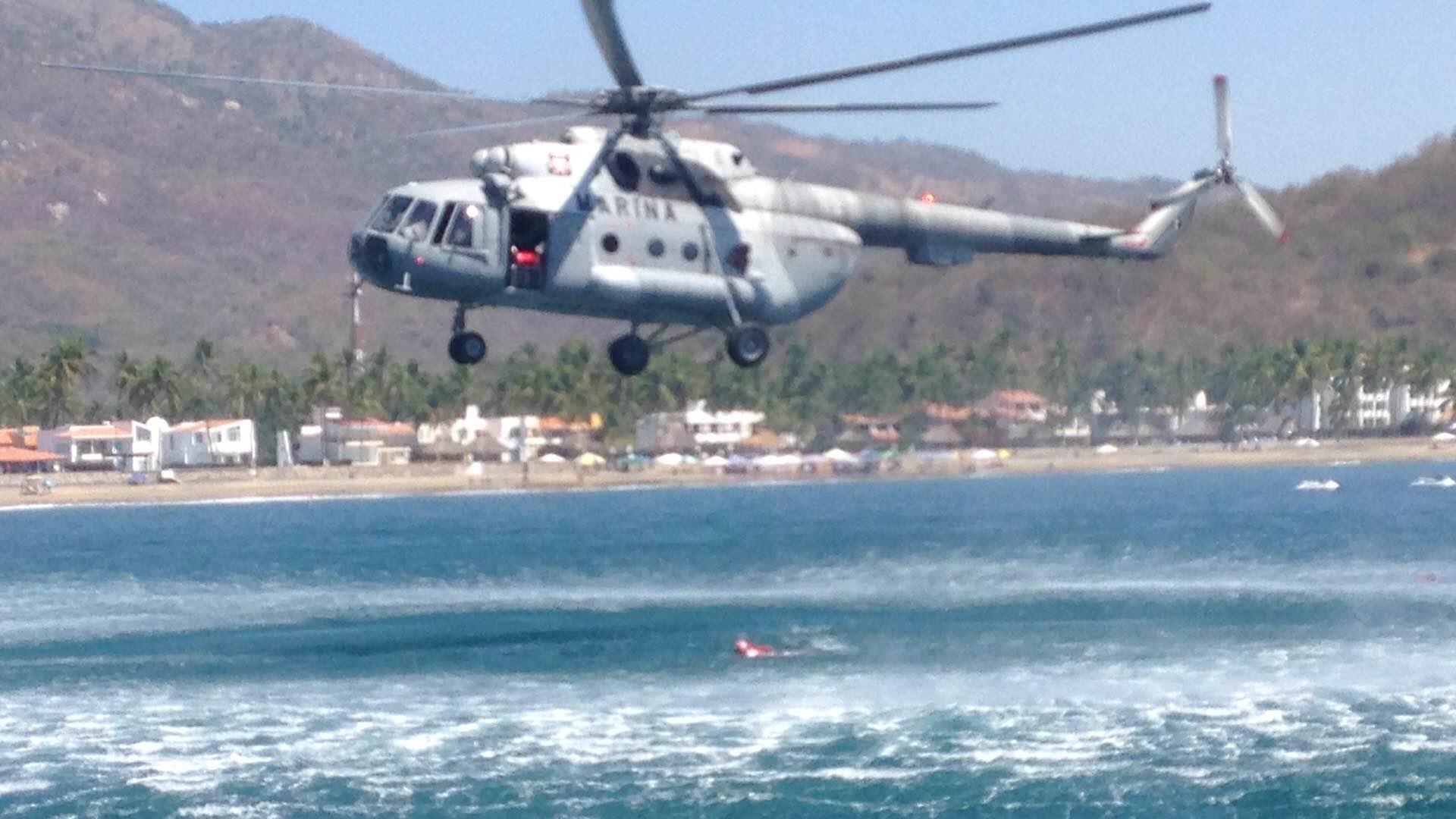 Elementos de la Marina realizaron un simulacro en el que rescataron a dos personas del mar. 