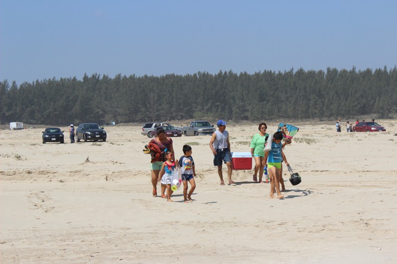 Ingresaron cerca de 80 vehículos a playa Tesoro este jueves.
