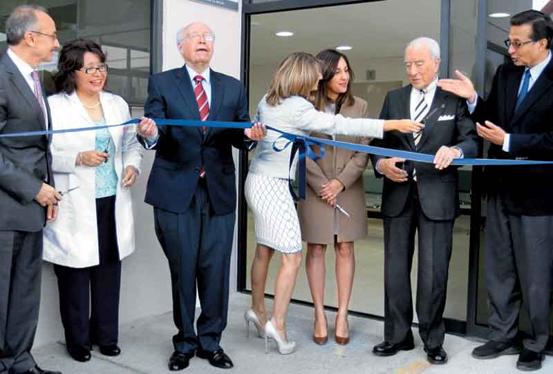 José Narro, secretario de Salud, recorre las nuevas áreas del hospital de la mujer.
