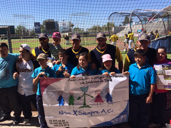 Los beisbolistas posaron con los niños de la asociación Niños X Siempre