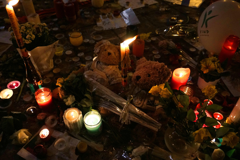 En la plaza Bourse en Bruselas unas velas iluminan una ofrenda colocada en memoria de las víctimas del ataque.