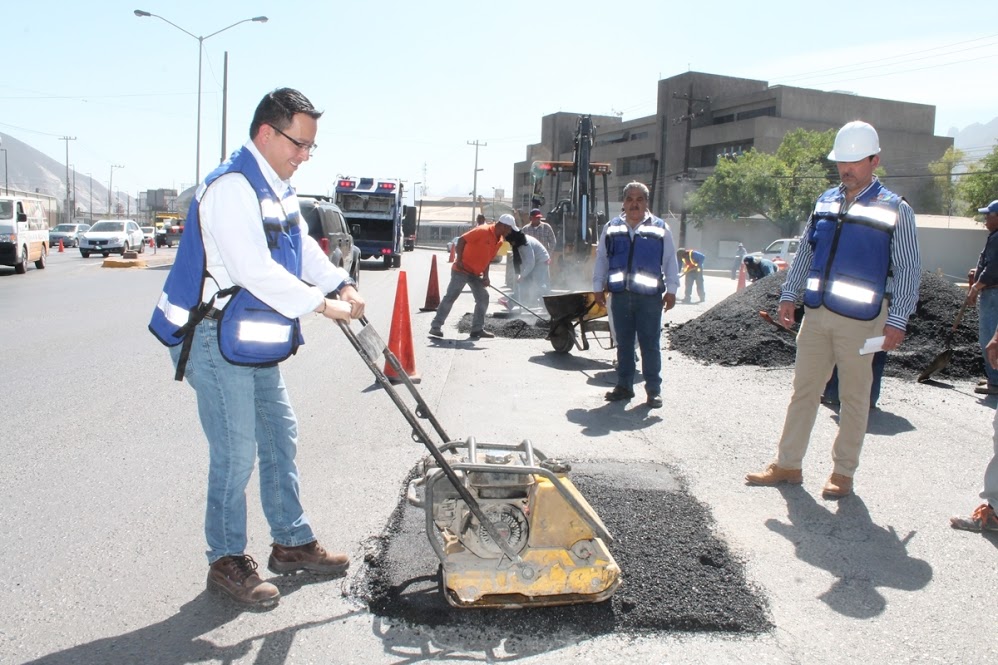 Renuevan vialidades afectadas por baches en Santa Catarina. 