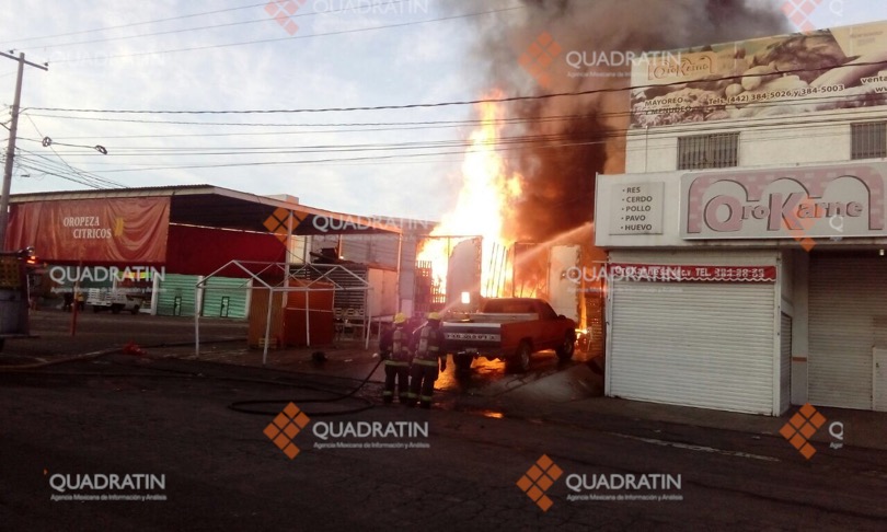 Adentro del lugar había dos cajas de tráiler abastecidas con fruta.