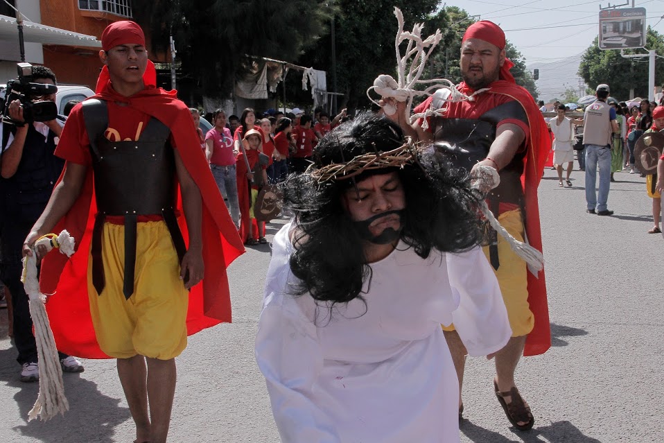 Asisten más de 10 mil personas al Vía Crucis de Santa Rosa en Gómez Palacio. 