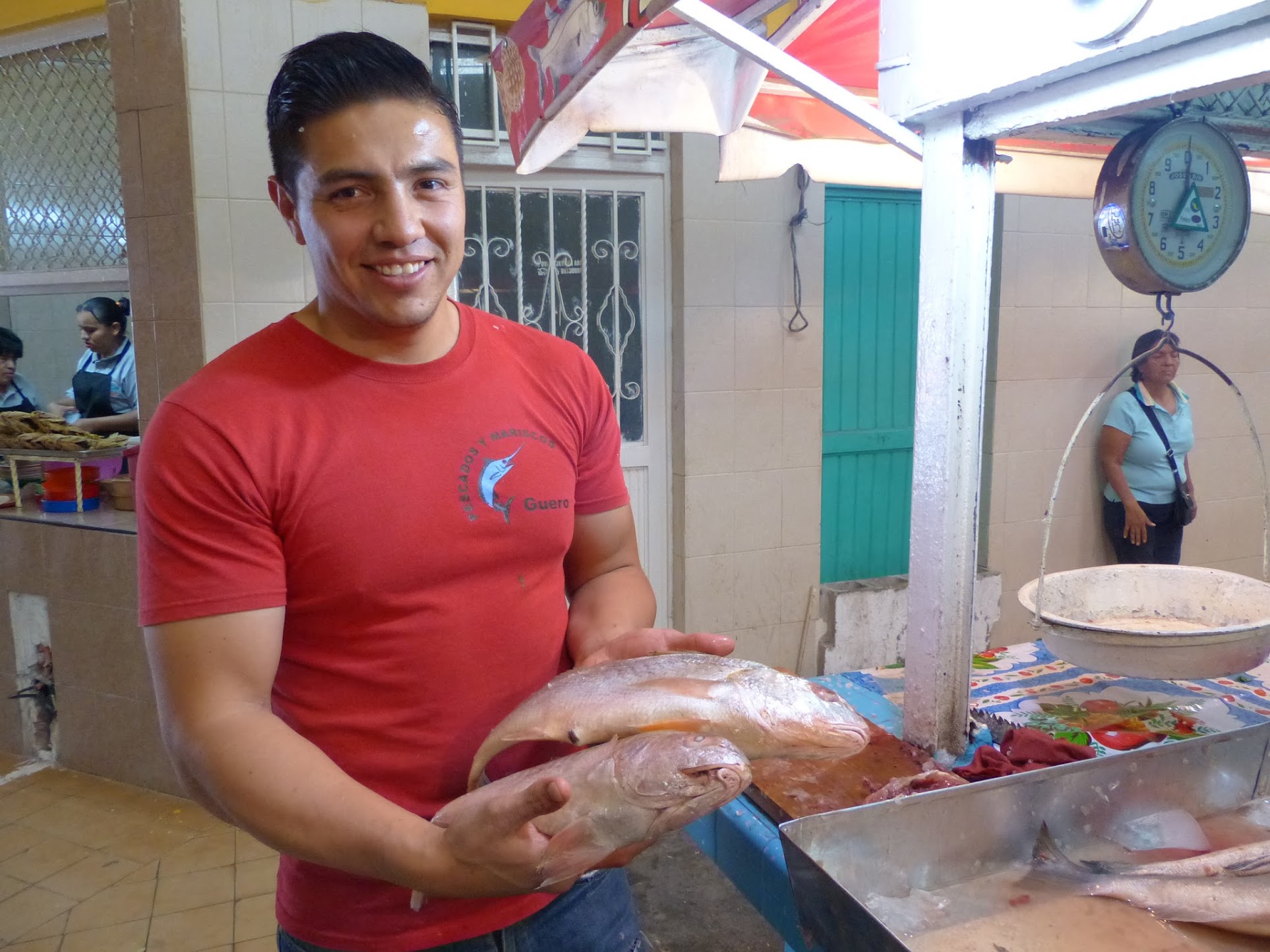 La diversificación en la venta de productos del mar en la Pescadería "El Güero", ubicada en el Mercado Juárez de Torreón.