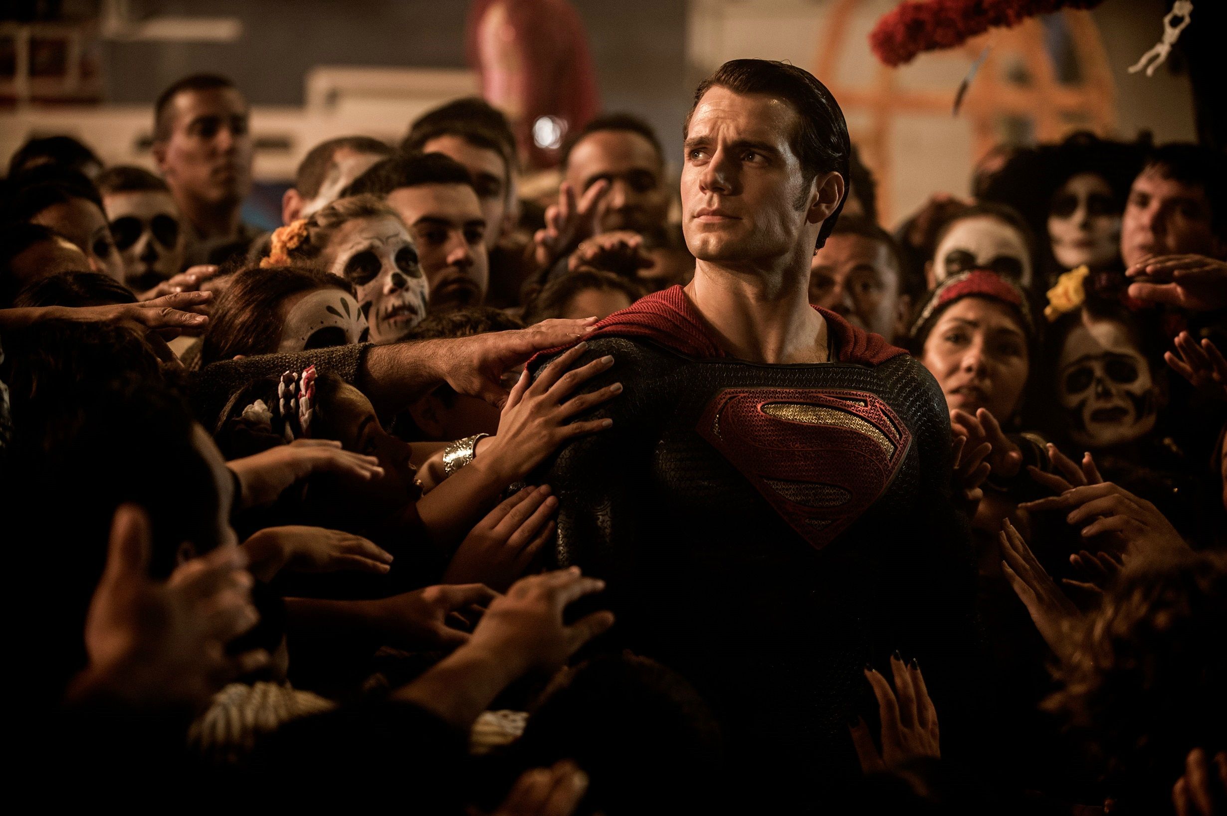 Henry Cavill interpreta a Superman. 