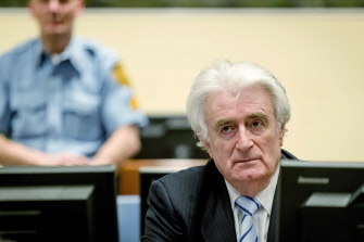 El líder serbobosnio, Radovan Karadzic, espera la lectura del veredicto del Tribunal Internacional para la ex Yugoslavia, en La Haya