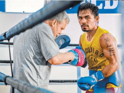 Manny Pacquiao (d) en el Wild Card, bajo las órdenes de Freddie Roach