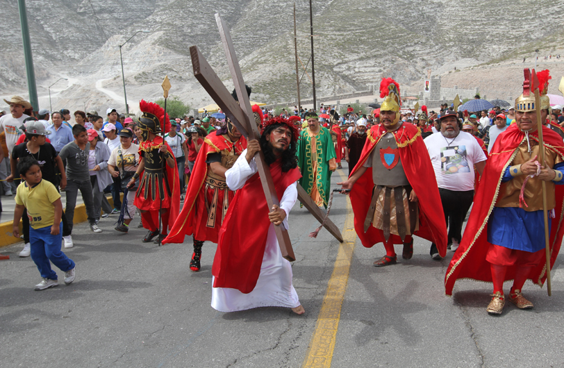 Una gran multitud de creyentes asiste cada año a presenciar el Vía Cucis en el Cerro de las Noas.