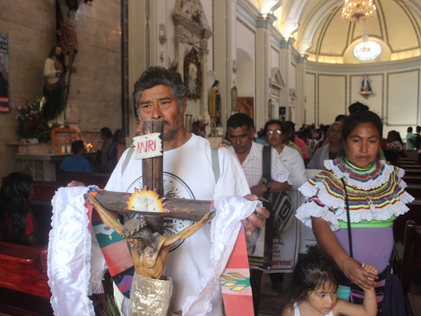 Padres de los 43 entran a la Catedral de Santa María de la Asunción.