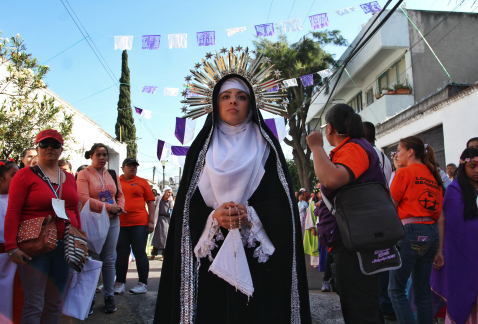 La procesión en la escenificación de la Pasión de Cristo en Iztapalapa, recorre calles de los ocho barrios de esa demarcación.