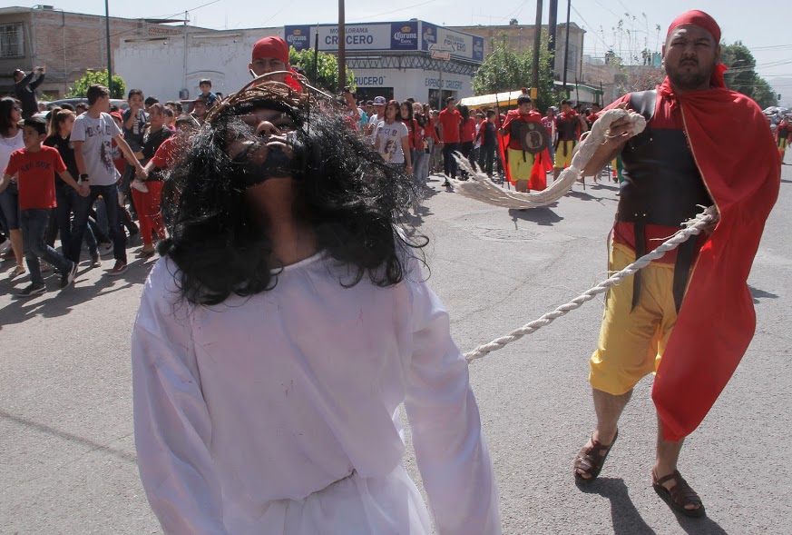 Los rostros de la fe a lo largo del recorrido estaban preparados para ser parte de la Pasión y Muerte de Jesús en el Vía Crucis más antiguo de La Lagu