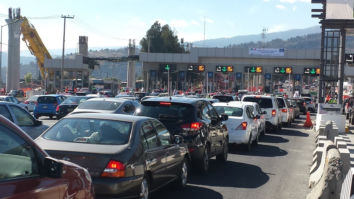 La salida a Cuernavaca tiene desde este mediodía el mayor tránsito de vehículos, ya que salen 56 por minuto, mientras que llegan 30.