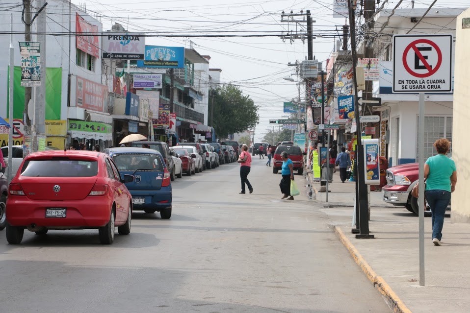 Los transeúntes cruzan las calles ignorando cruces peatonales.
