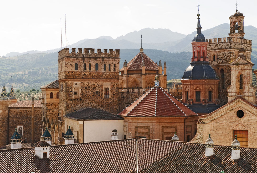 A lo alto de las montañas extremeñas está el monasterio de la Virgen de Guadalupe, junto creció el pueblo que lleva el mismo nombre.