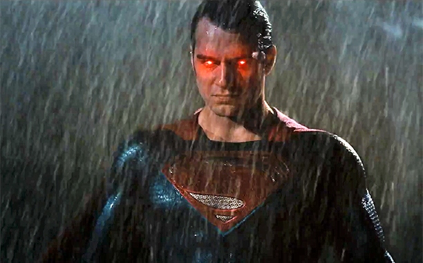 Henry Cavill interpreta a Superman. 