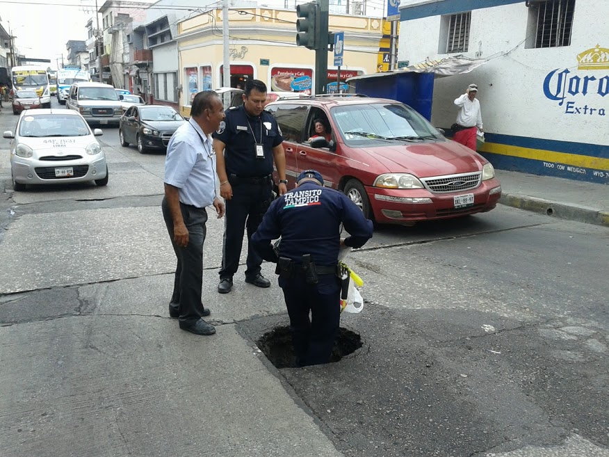 Hundimiento en calle César López de Lara y Altamira del centro Histórico de Tampico.