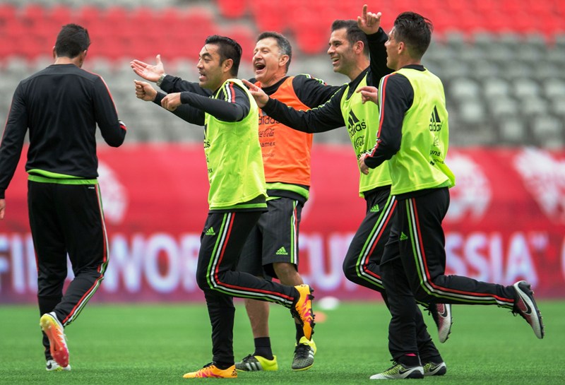 Juan Carlos Osorio en una práctica con Marco Fabián, Rafael Márquez y Héctor Moreno 