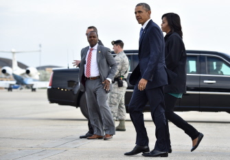 El presidente de EU, Barack Obama, y la primera dama, Michelle Obama, caminan hacia su vehículo en la Base Aérea de Andrews, en Maryland