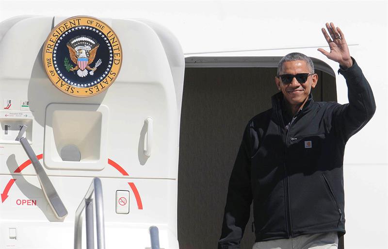 El presidente de EU, Barack Obama, saluda al llegar a la ciudad de San Carlos de Bariloche, en su reciente estancia en Argentina