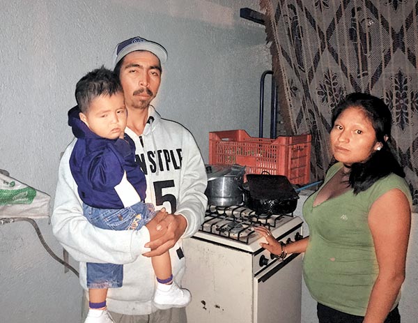 Rigoberto Carrillo con su familia.