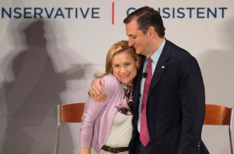 Ted Cruz abraza a su mujer, Heidi, durante un acto de campaña en Charleston, Carolina del Sur, el pasado 19 de febrero