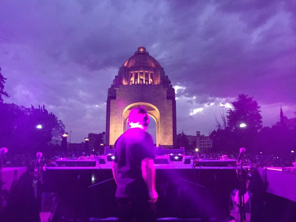Cientos de personas disfrutan del Encuentro de Sonideros en la explanada del Monumento a la Revolución.