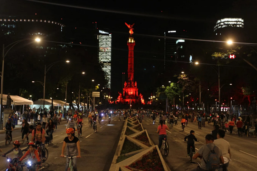 Decenas de personas participaron en el Paseo Nocturno en Bicicleta, el primero que se realiza durante la temporada de primavera.