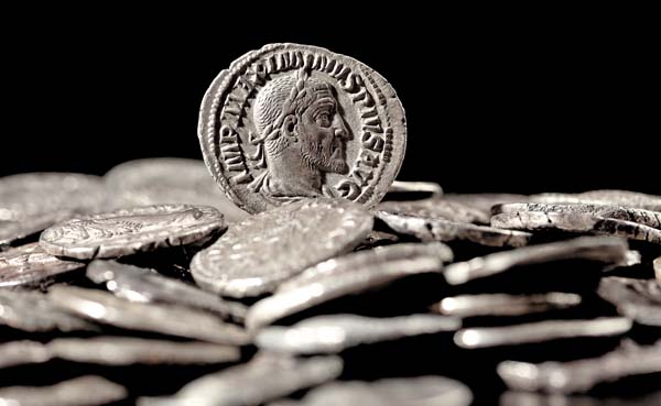 La exposición en el Museo Británico incluye piezas que datan del imperio romano e incluso anteriores.