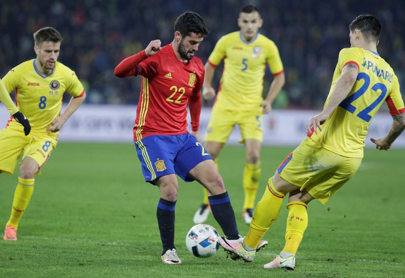 Isco Alarcón entre defensas rumanos