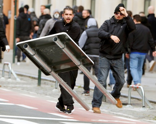 Los manifestantes realizaron destrozos en las calles aledañas a la Bourse, plaza donde se encuentra el memorial a las víctimas de los atentados de Bru