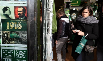 Una tienda de regalos, con un cartel conmemorativo (i) de la rebelión patriótica de 1916, en Dublín