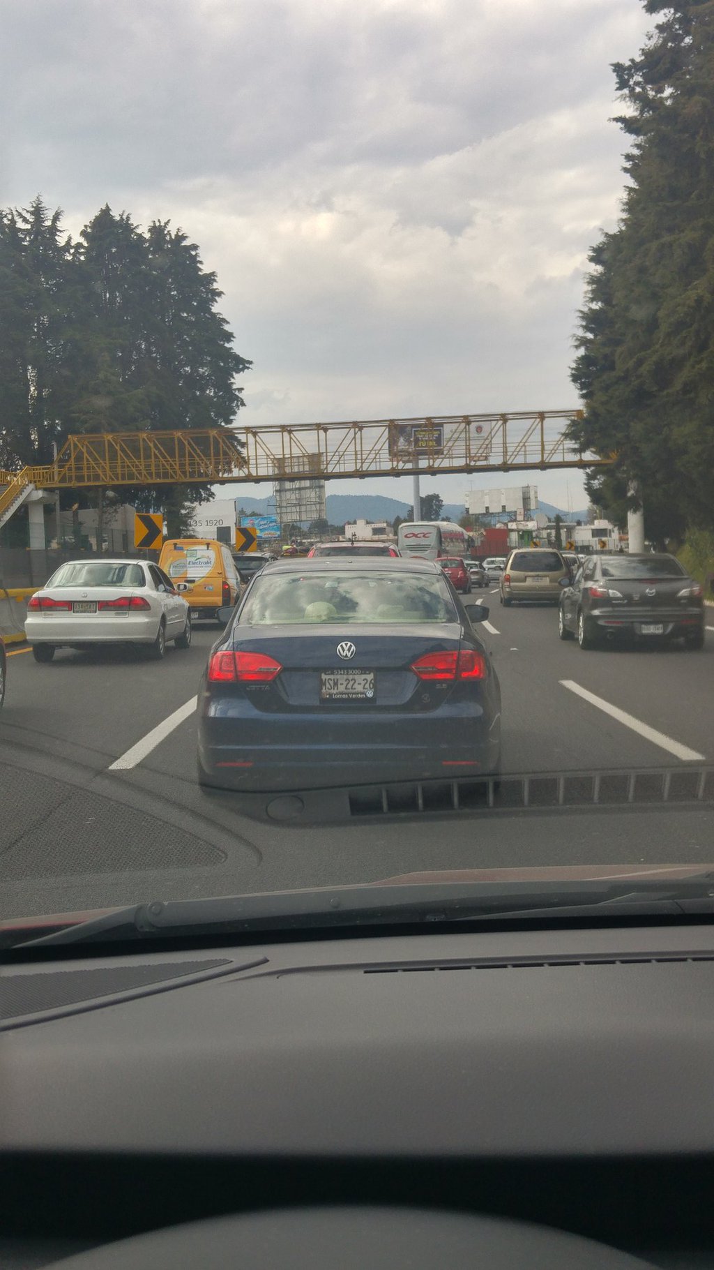 El tránsito es lento en la carretera México-Cuernavaca debido al regreso de vacacionistas.