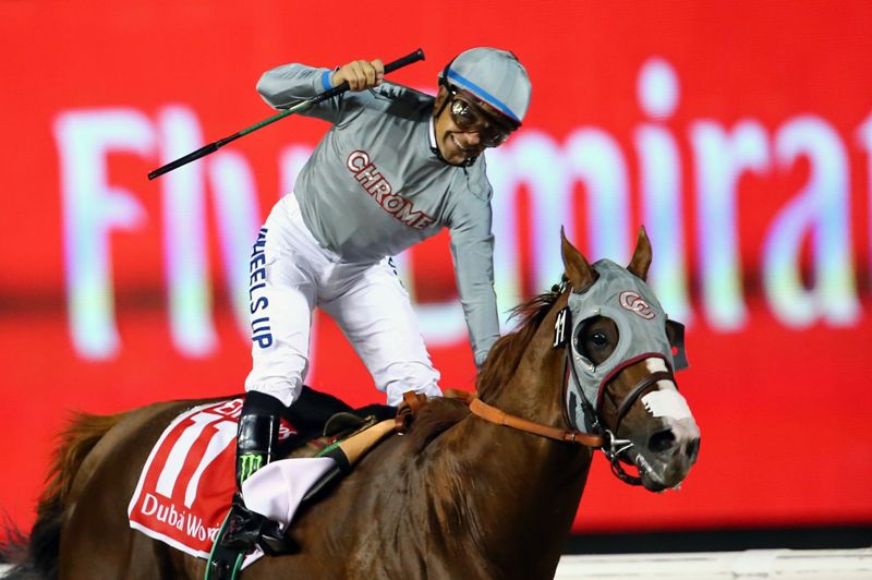 Víctor Espinoza sobre California Chrome a su arribo a la meta