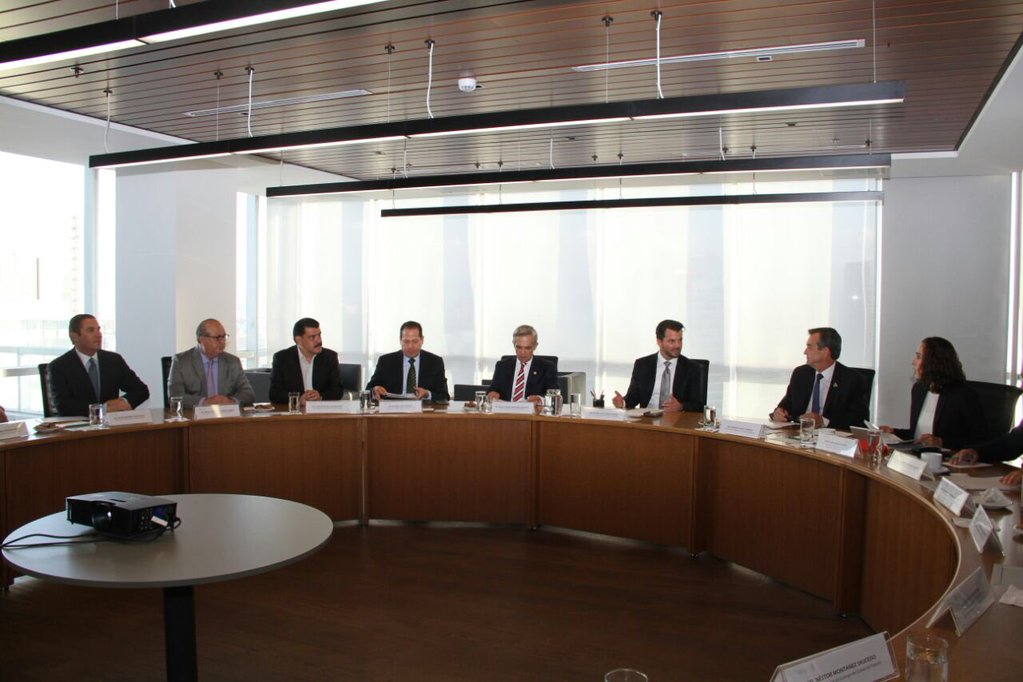 Los integrantes de la Megalópolis en reunión con el titular de la Semarnat, Rafael Pacchiano.