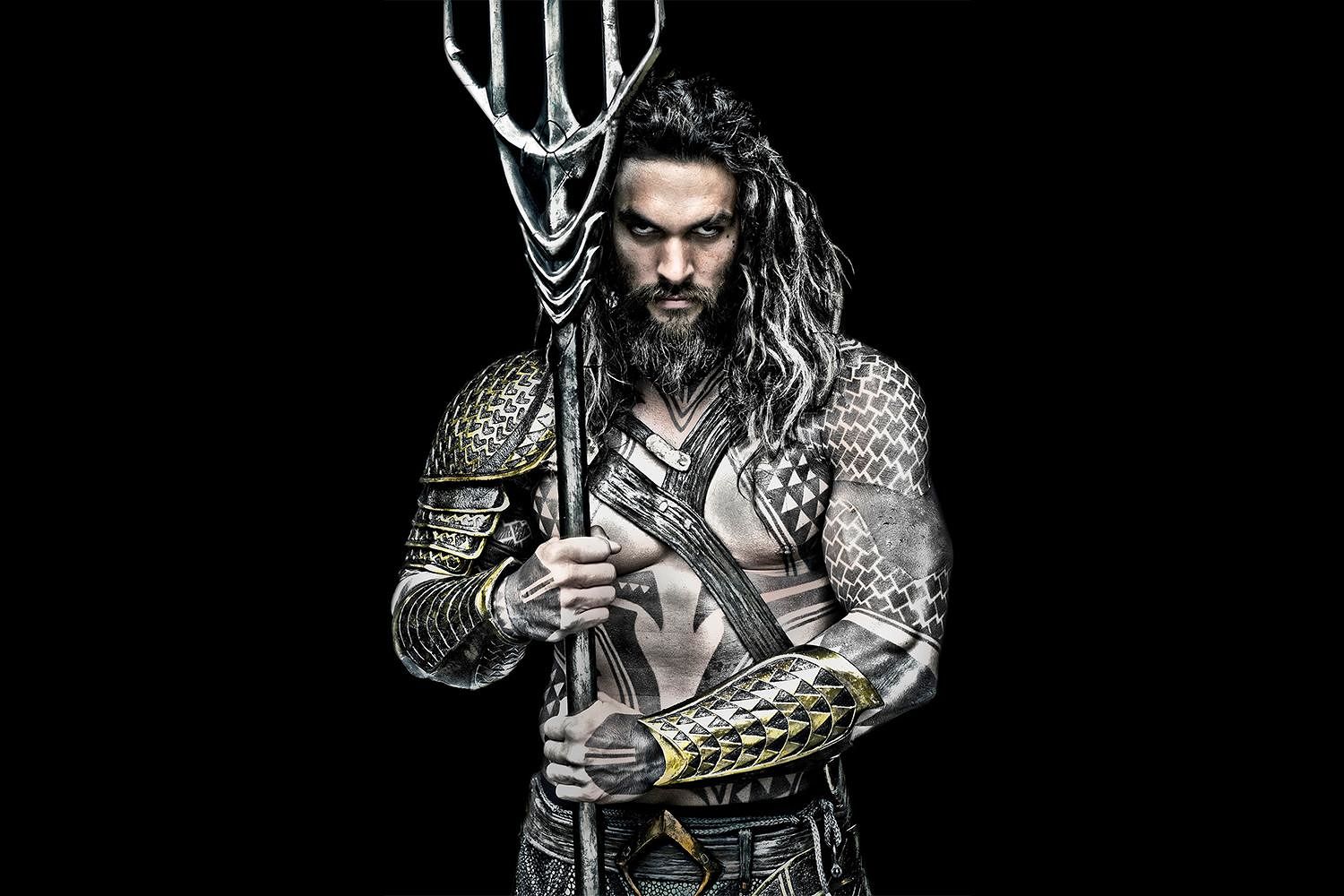Jason Momoa interpreta a Aquaman.