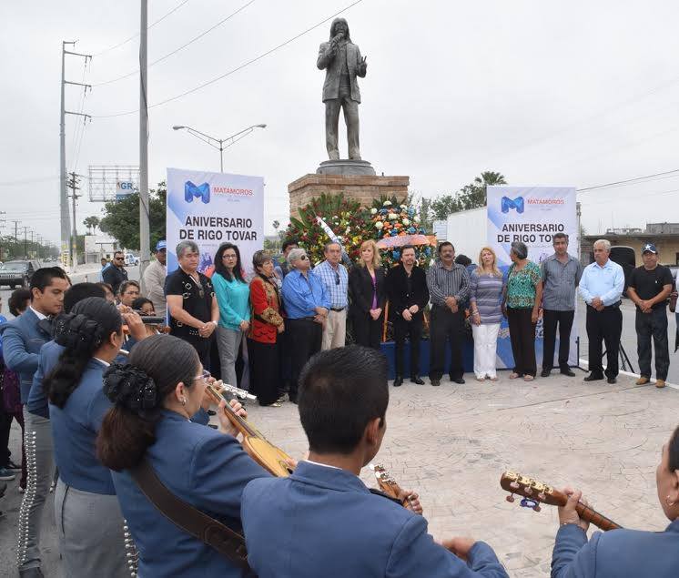 Autoridades y familiares del cantante montaron guardia de honor en su escultura.