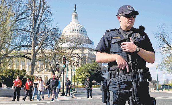 Las instalaciones de la Casa Blanca y el Congreso fueron cerrados tras los disparos realizados en el Centro de Visitas del Capitolio.
