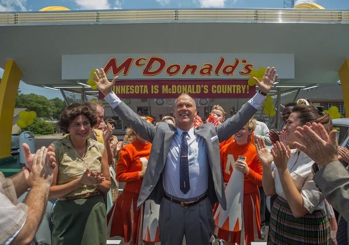 Michael Keaton interpreta a Ray Kroc. 