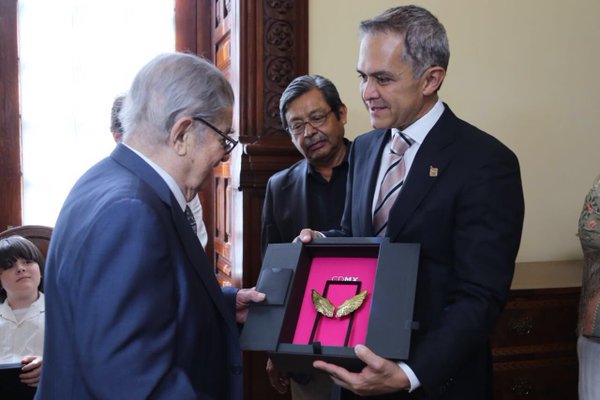 Miguel Ángel Mancera entregó a Miguel León-Portilla la medalla que lo reconoce como Ciudadano Distinguido.