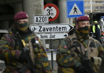 Soldados belgas controlan un acceso al aeropuerto de Bruselas, en Zaventem, a una semana de los ataques terroristas del EI 