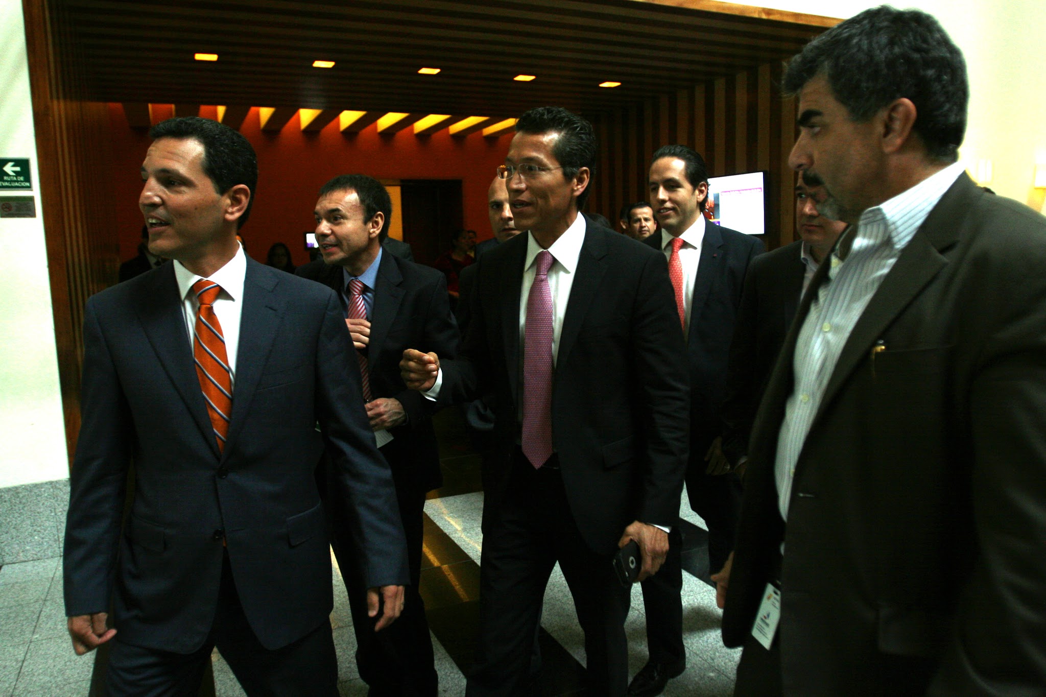 Eduardo Garza Junco, presidente de Caintra (izquierda), manifestó su preocupación.