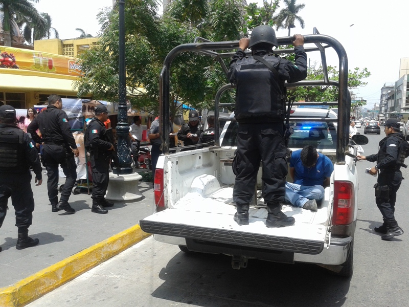 El asaltante fue llevado en una patrulla a las instalaciones de la PGJE.