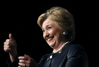 Hillary Clinton eleva un pulgar durante el acto de campaña en el teatro Apollo de Harlem, en Nueva York