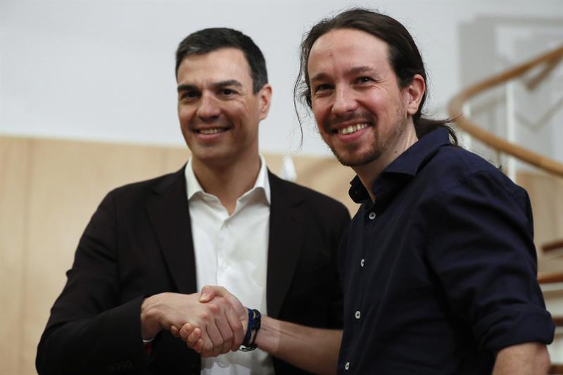 El líder del PSOE, Pedro Sánchez (i), y el de Podemos, Pablo Iglesias (d), al inicio de su reunión, hoy en el Congreso de los Diputados, en Madrid