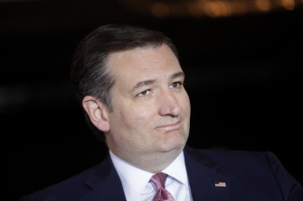 Ted Cruz, durante un acto llamado "Mujeres por Cruz", con su mujer, Heidi, su madre, Eleanor Cruz, y Carly Fiorina, en Madison, Wisconsin