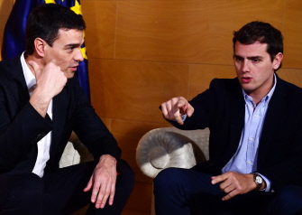 Albert Rivera (d), líder de Ciudadanos, durante su reunión del pasado martes con Pedro Sánchez, líder de los socialistas españoles, en Madrid