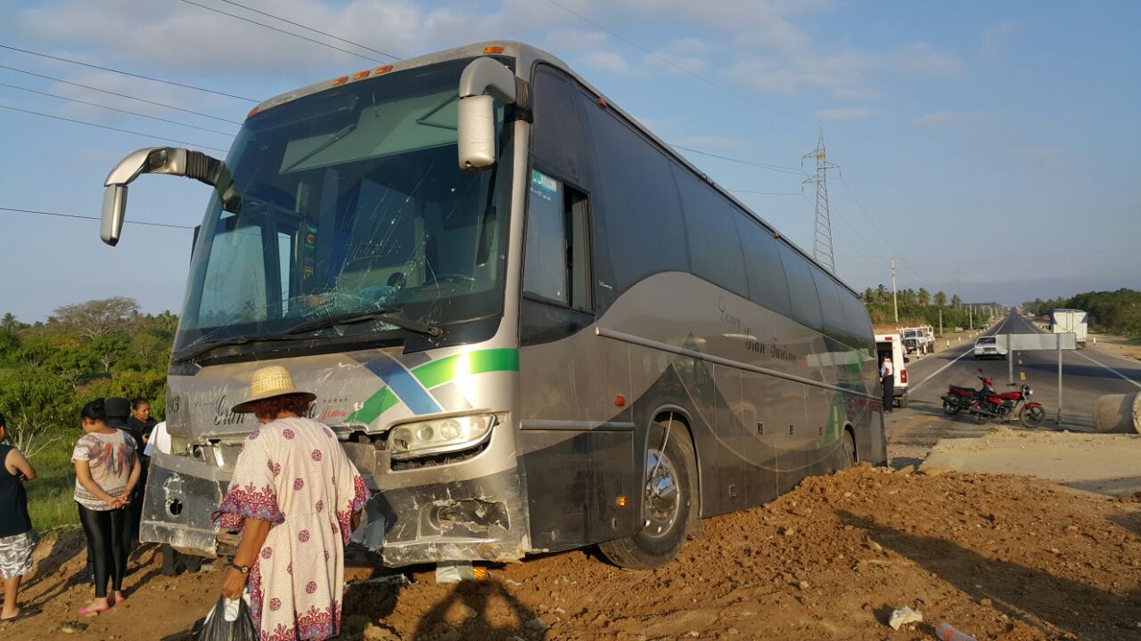El camión de pasajeros se salió de la carretera por la falta de señales. 